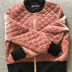 Jacka/ tjock kofta - Supersnygg och skön jacka eller varm kofta om du så vill det! Använd någon enstaka gång så helt i nyskick!! Strl M men passar mig som har S. Köpare står för frakten.