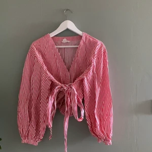 Vitrandig knytblus  - En supersöt knytblus ifrån HM med knyte i midjan. Endast använd en gång och säljes nu p.g.a att jag aldrig använder den, väldigt fint skick.