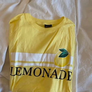 T-shirt  - Oanvänd T-shirt från Gina Tricot, storlek XS 