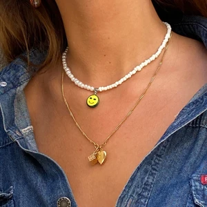 SMILEY HALSBAND✨ - Simpelt och stilrent som passar till allt. Kanske är du sugen på andra färgkombinationer? Hör av dig till oss så fixar vi det! 🌈