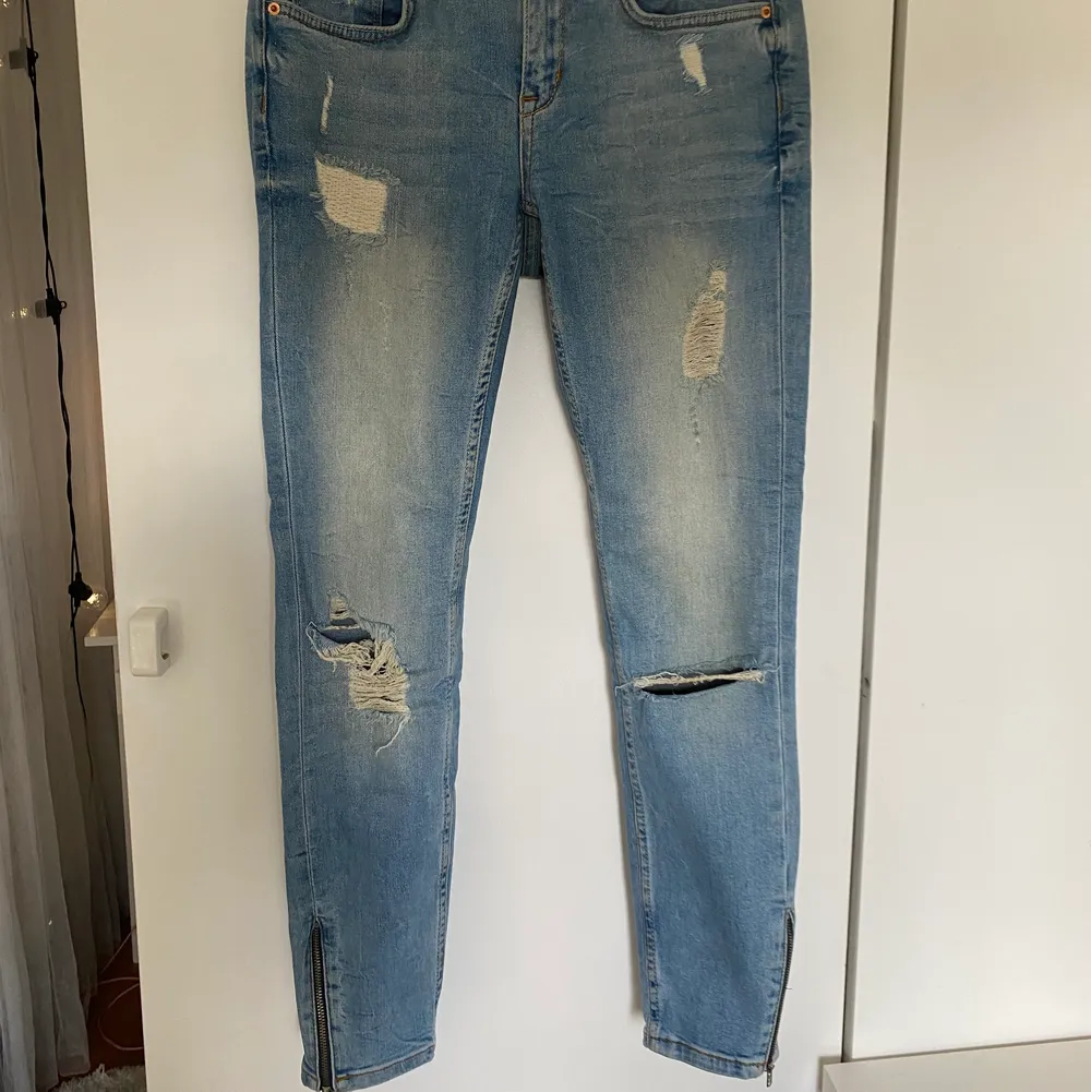 Snygga jeans med slitningar, strl 28/30, ”Kristen” från Gina Tricot. Mitt pris, 90kr + frakt som köparen står för🤍✨. Jeans & Byxor.