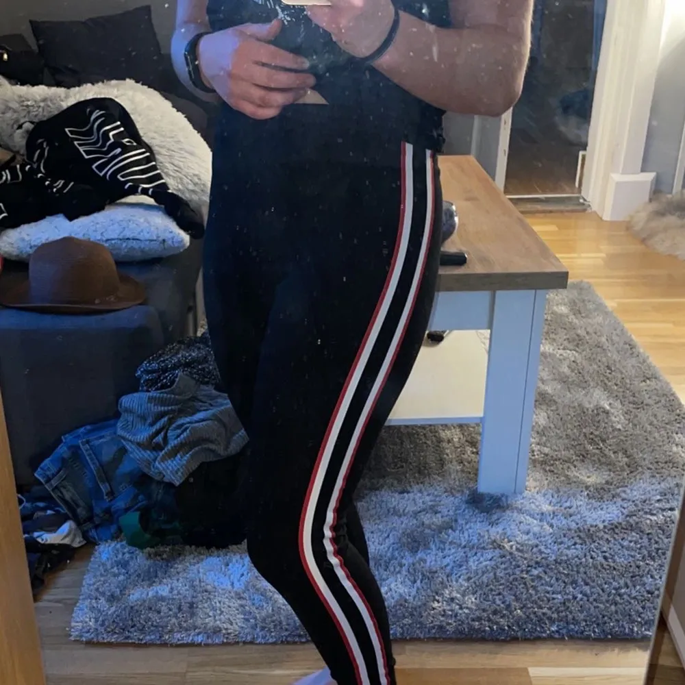 säljer mina svarta tights med vita och röda ränder längs benen för att de inte kommer till användning. sitter bra på mig som är 160 lång, köparen står för frakt<3. Jeans & Byxor.