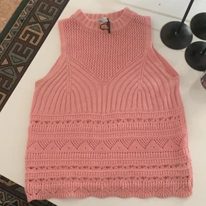 Stickad topp - Säljer denna superfina topp från Zara. Knappt använd eller tvättad så sömmarna är fina.