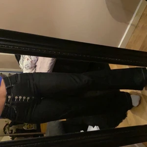 Byxor från nakd, st 34 - Snygga byxor från nakd och säljs på grund av att de inte används längre, väldigt bra i skicket och ingår även ett skärp som hör till byxorna. Hör av er för mer information.