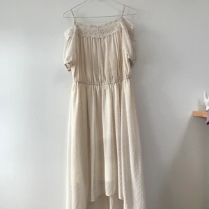 VIT SOMMARKLÄNNING - Säljer min fina sommarklänning i färgen offwhite 🧚‍♀️ Magisk och älvig ☀️ Inga defekter. Frakt står köparen för