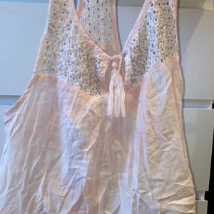 Holister linne  - Gulligt och somrigt holister linne som säljs för den ej komme till användning tyvär. Fin till sommaren och är i storlek S