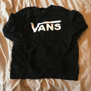 Vans crewneck - En svart vans college tröja. Storlek xl men i barnstorlek. Bra skick.