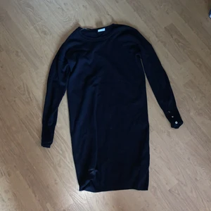 Vero Moda klänning  - En fin vanlig svart vero Moda klänning som sitter bra på kroppen! Inte min smak där av säljer jag den! I storlek s 