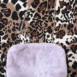 Rosa/lila fluffig väska  - Som ny!