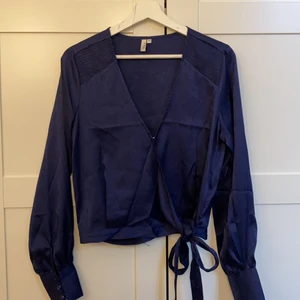 Blus  - Säljer min blus jag användt ca 10 gånger, saknar dock en knapp men lätt att sy dit. Annars inget fel 