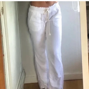 Linnebyxor  - Helt nya oanvända; köpte fel storlek. Nypris 550kr, säljer för 400kr, om fler är intresserade blir det budgivning. Superfina till sommaren. Storlek M men är som en S, första bilden är lånad!