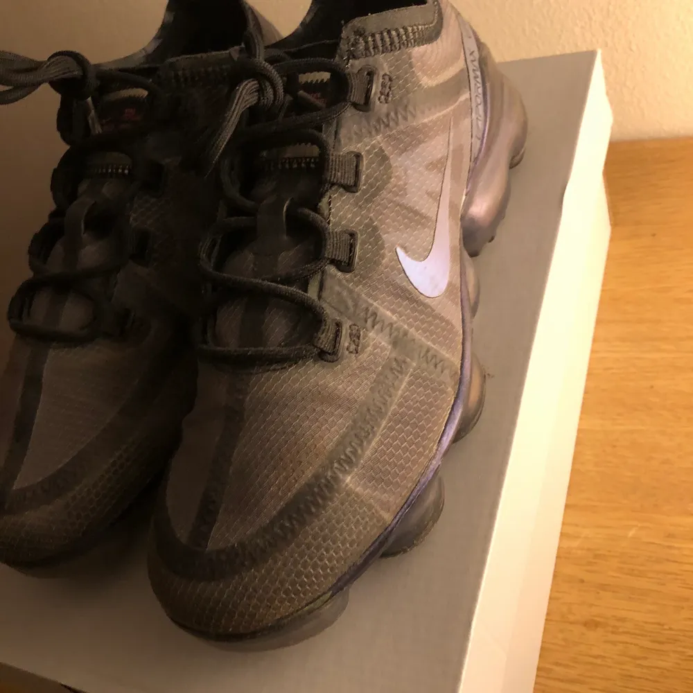 Nike Vapormax 2019 black/multicolor, köpta när dem precis kom ut för ca 2500kr, i affär. Använda fåtal gånger, superbra skick. Säljer pgv inte min stil länge, dom har ståt oröda i över ett år nu och känner att jag vill bli av med dem nu! Hör av er om ni är intresserade!. Skor.
