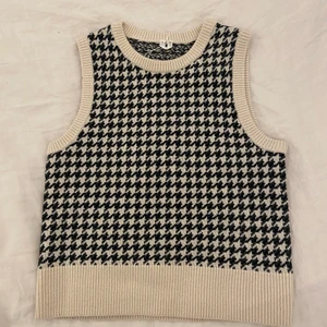 Rutig väst från Arket  -  Väst från arket som använts fåtal gånger. Storlek m och säljer för 200kr + frakt 