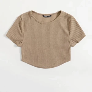 Brun croped tröja  - Så fin tröja verkligen! Är helt ny, aldrig använd så i bra skick. 🤎 (OBS! Spegeln som är smutsig inte tröjan)