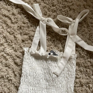 Nytt Gina tricot linne - Säljer ett helt nytt vitt linne från Gina tricot i strl xs. 