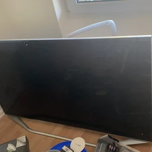 Säljer en tv för 3000kr -  När man öppnar tv då finns det ett  svart prick i högre sidan men man kan fortfarande kolla på tv  den är inte så stor prick och fråga mig om mer bilder om ni vill  se