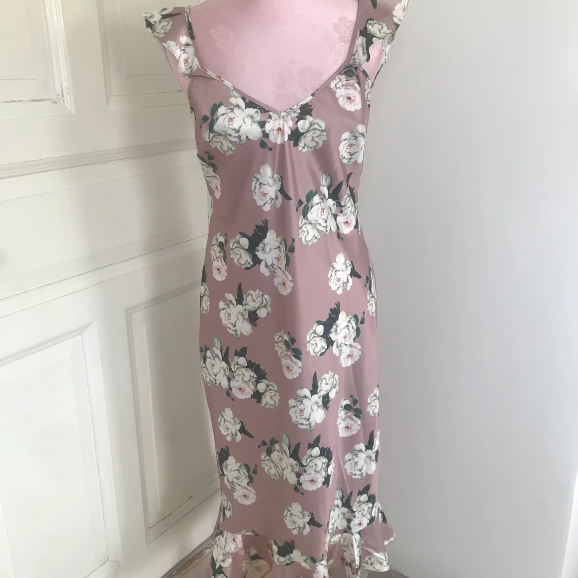 Klänning, rosa med blommor i siden, stl 36 - 90