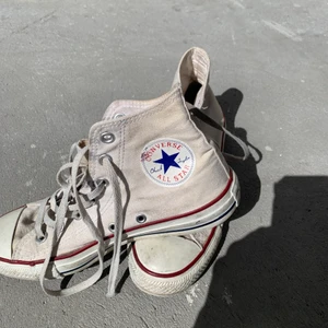 Vita converse - Snygga converse perfekta nu till sommarn!💖 storlek 37.5. Frakt på 66 eller så möts vi på söder💓 budgivning om fler är intresserade! 