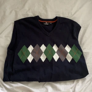 väst - Stickad väst köpt second hand. Säljer pga kommer ej till användning 