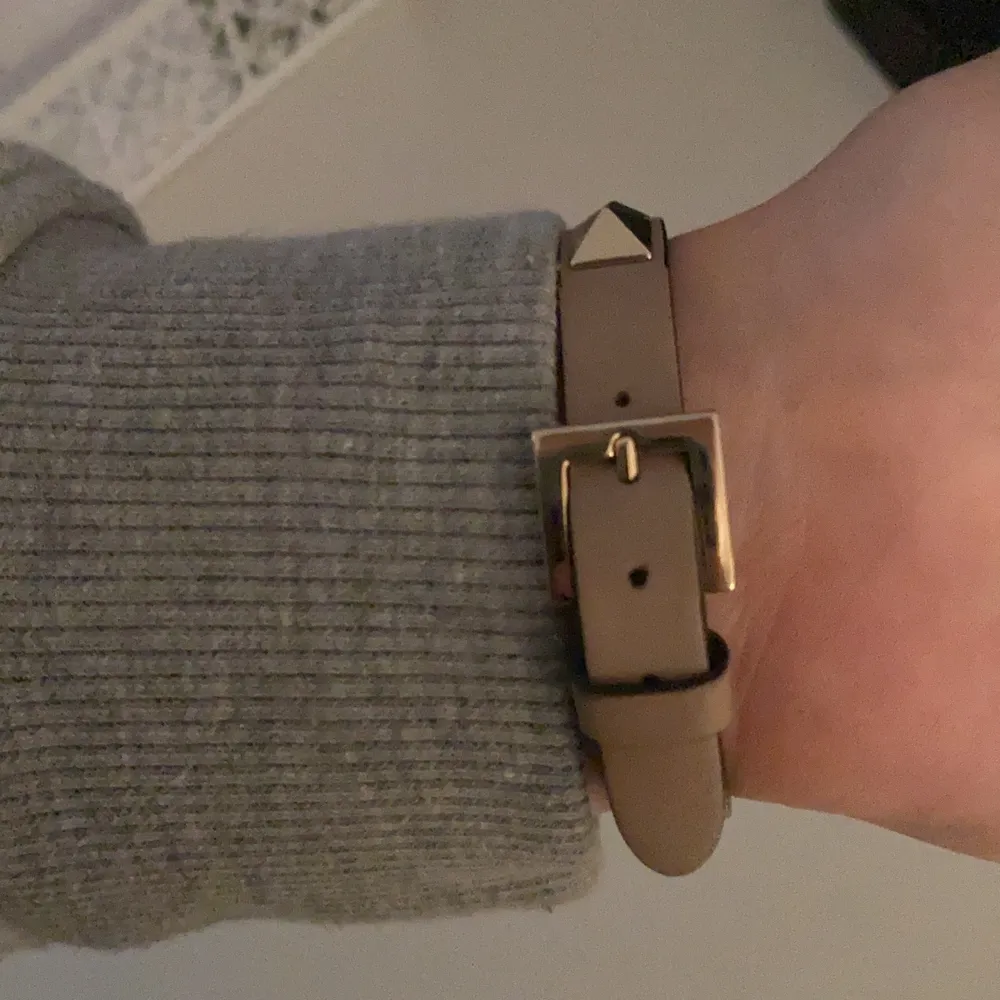 Super fint beiget valentino armband, köpt på NK i Stockholm för 1725kr. Det är köpt för ungefär 4 månader sen och de är knappt använt så därför ser det helt helt nytt ut. Har kvar allt som kom med när de köptes, äktahetsbevis, extra nitar, kvitto osv. . Accessoarer.