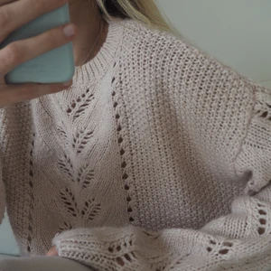 Pastellrosa stickad tröja  - Fint skick. Aningen oversized. Köpt i london på Newlook men går ej ihop med min hudton därav säljer jag den oanvända favorit🌷🌷🌷🌸