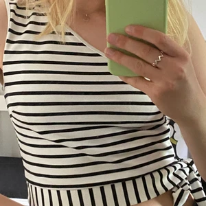 One shoulder linne  - Croppad one shoulder-topp från NA-KD💞🦋💜 Fint skick!