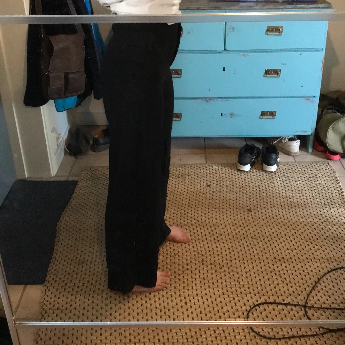 Svarta kostymbyxor(utsvängda)