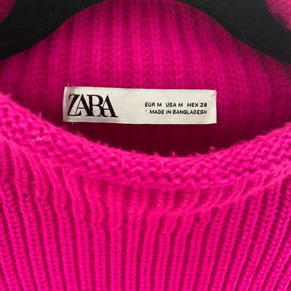 Säljer min rosa stickade väst i storlek M från Zara. Jättesnygg att ha både som den är men även med en t-shirt eller vit skjorta under. Endast använd en gång därav är den som ny! Köparen står för frakten:). Stickat.