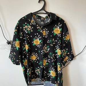 Blommig lite croppad skjorta/blus från Monki. Är i gott skick.