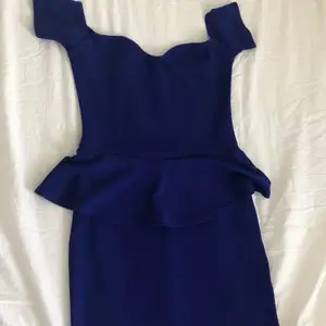 En jätte fin blå fest klänning som är köpt fast aldrig används. Har aldrig använd den bara prövats. Storlek M (EUR 38) 