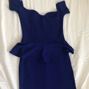 Blå fest klänning - En jätte fin blå fest klänning som är köpt fast aldrig används. Har aldrig använd den bara prövats. Storlek M (EUR 38) 