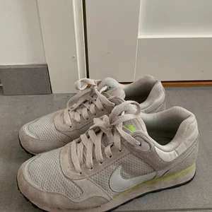 Nike tennisskor - Coola skor från Nike, sällan använda och i hyfsat skick! Köparen står för frakt!