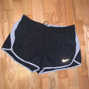 Nike träningsshorts - Super sköna tyvärr för små för mig! Köparen står för frakt