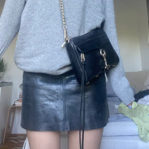 Skinnkjol - Säljer min skitcoola skinnkjol från twist and tango som tyvärr är för stor. Den är i storlek 36 men skulle säga att den är mer som 38. Köpare står för frakt