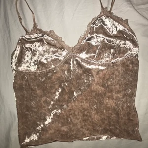 Sött linne - Färgerna syns kasst men det är smutsrosa/pastellrosa velour typ med spets.