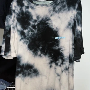 Off white t shirt oversize modell strl XS  - Off white t shirt i fint skick i storlek XS, men sitter ungefär som en Large 