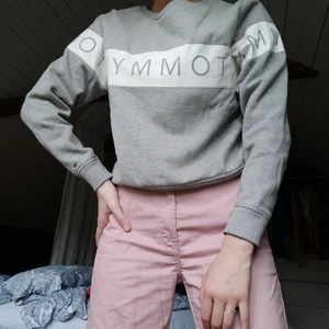 Sweatshirt Tommy Hilfiger - Grå sweatshirt från Tommy Hilfiger i storlek S. Köpt för 900kr