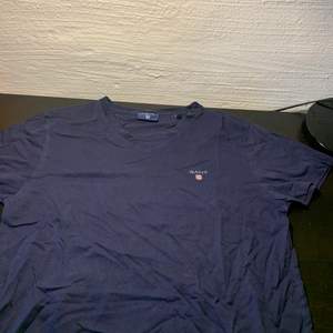 Hej! Säljer en Gant t-shirt, endast använd 2/3 gånger i storlek S. OBS! Köparen står för frakten. Kläderna tvättas och stryks innan leverans