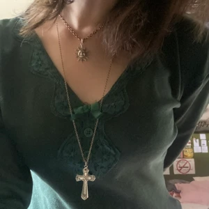 Vacker grön tröja med fina detaljer! - Jag har klippt den lite skumt nertill men man kan lätt klippa till den rakare eller sy upp den! 