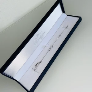 Armband i silver - Armband i äkta silver från Vidal&Vidal säljes. Tyvärr aldrig kommit till användning, nyskick.