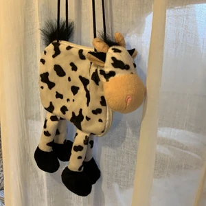 Koväska  - Superrolig väska i form av en ko! Rymmer mobil och plånbok och är i jättebra skick 💘🐮🐮🐮