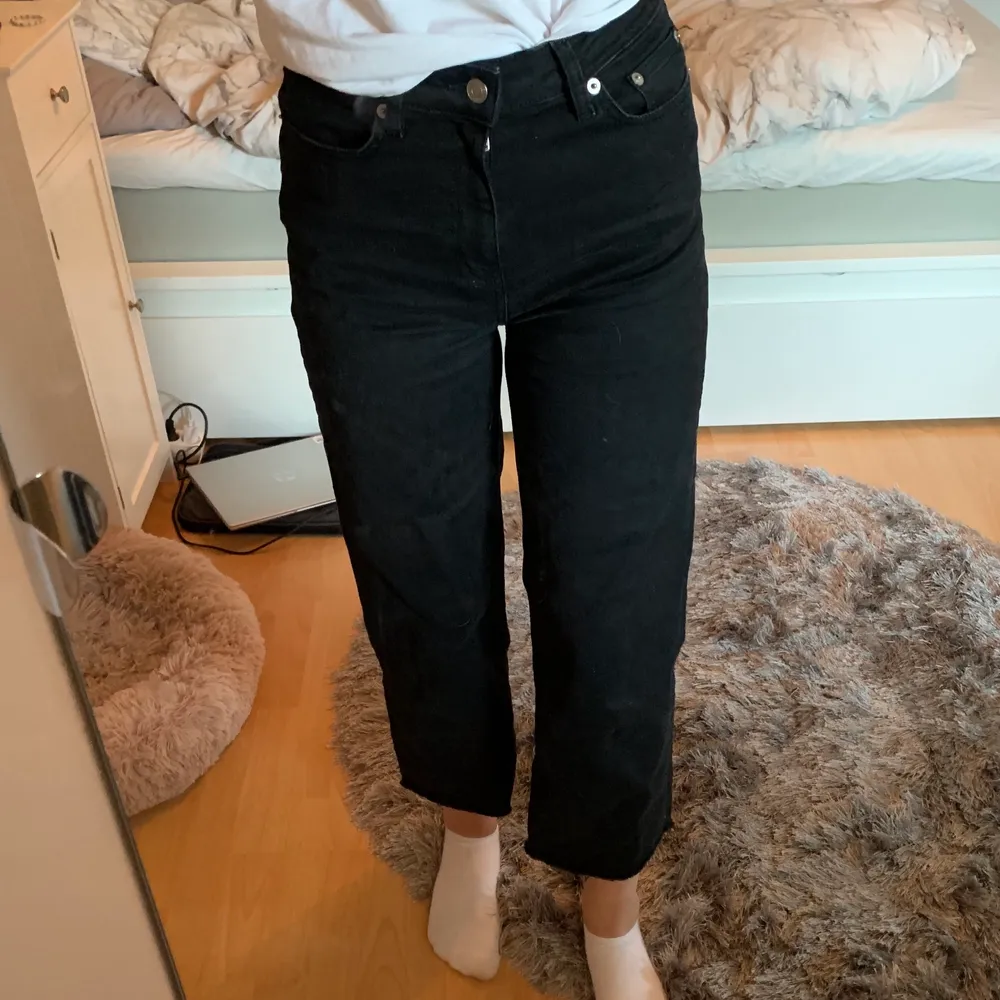 Svarta jeans från Lager 157, säljer pga att dom är lite för korta för min smak (är 175cm), aldrig använda, nyskick. Pris+frakt🌷. Jeans & Byxor.