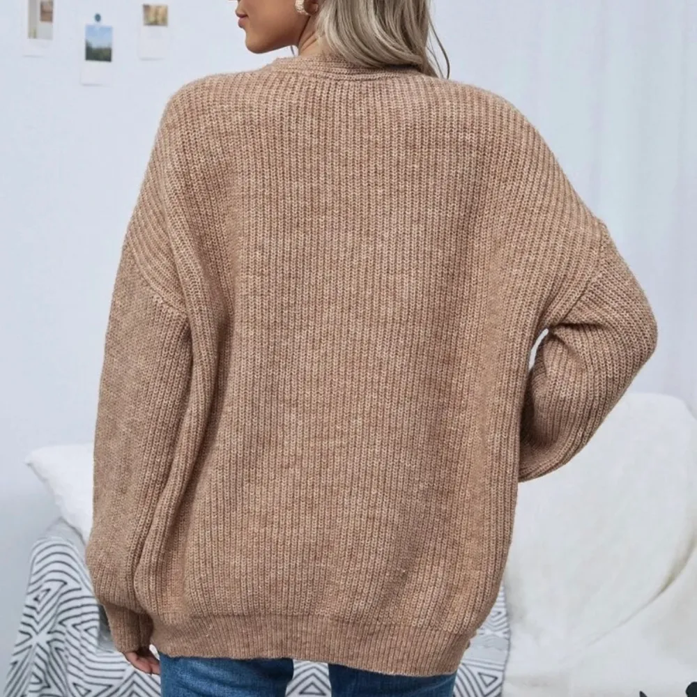 Brun/beige oversized kofta utan fickor ifrån SHEIN i stl.L. Använd 1-2 gånger och säljer då det inte är min stil längre och den kommer ej till användning. Den är super mjuk och skön. Köparen står för frakten <3 Köptes för 180 säljer för 100 🤍. Tröjor & Koftor.