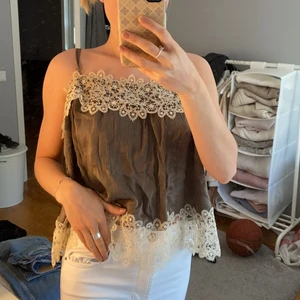 Topp - Säljer denna toppen från Zara, Stolek S,riktigt fin nu till sommaren!! Köparen står för frakt:)