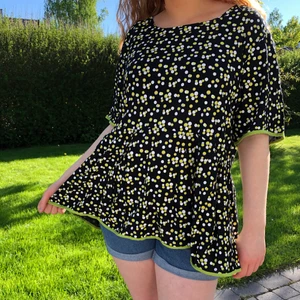 Vit- och gulprickig blus - Söt blus i storlek M/L(?). 67 cm lång/ 52 cm bred.