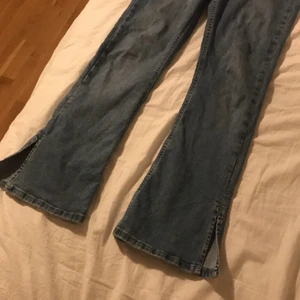 Perfect jeans. Storlek M, (funkar för dem som har storlek S också) - Ljusblåa jeans med slits från ginatricot. Är 157. Sitter bra på mig och jag har storlek S i jeans men dessa jeans är storlek M men funkar bra. ⚡️