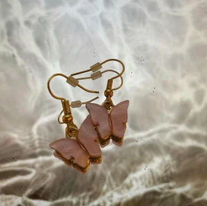 Kostar 30 kr + 12 kr frakt kan diskuteras pris vid intresse  - Finna rosa fjärils örhängen som är nyckel fria säg till om ni vill att jag ska ta in något speciellt till min shop eller fråga om ni söker smyckes tillbehör pack påsar  eller örhängen. Betala via Swish skickar inom Sverige . Kan diskutera pris vid intresse😊