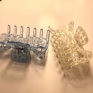 Hårklämma med blommor - Säljer världens sötaste hårklämmor med blommor💕perfekt till sommaren💞 Aldrig använt dom✨ man kan såklart bara köpa en separat om man vill det!! Tyvärr har en liten bit av den blåa gått av :( inget man ser så värst tydligt och absolut inget man tänker på, den sitter även lika bra!!