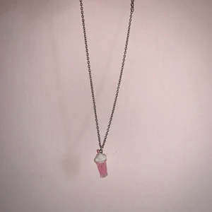 Gulligt halsband!  - Super fint å gulligt halsband med en milkshake. Aldrig använt. 