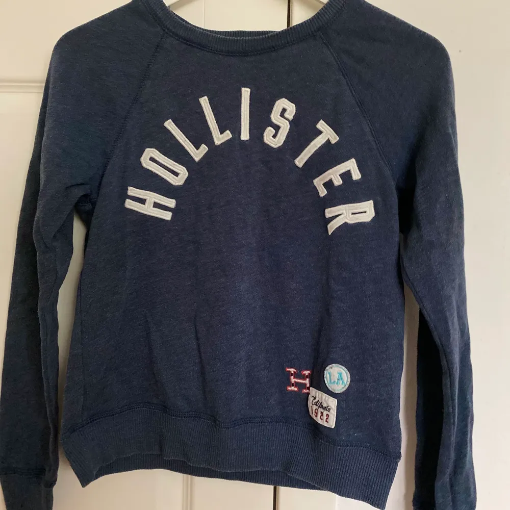 hollister sweatshirt köpt för 350kr säljs för 120kr plus frakt (pris kan diskuteras). Hoodies.